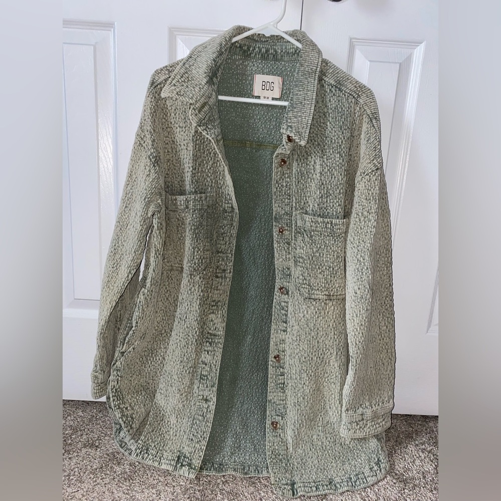 Cute oversized shacket from Urban Outfitters! It’s green and nice thick material